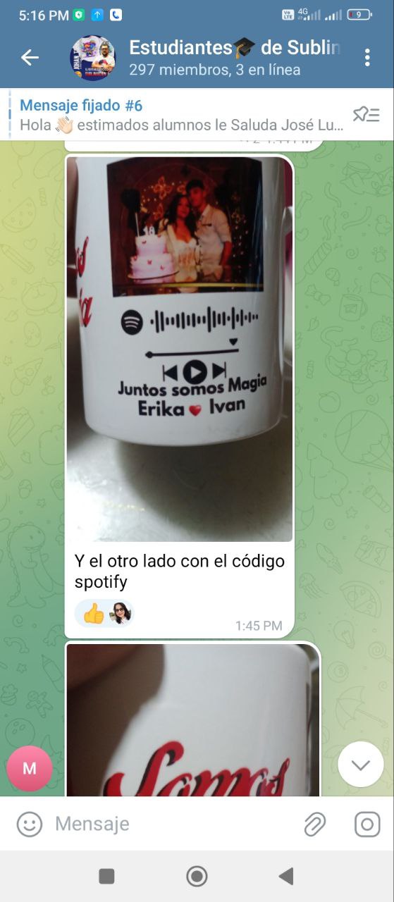 Taza personalizada con fotografía y código de Spotify compartida por una estudiante